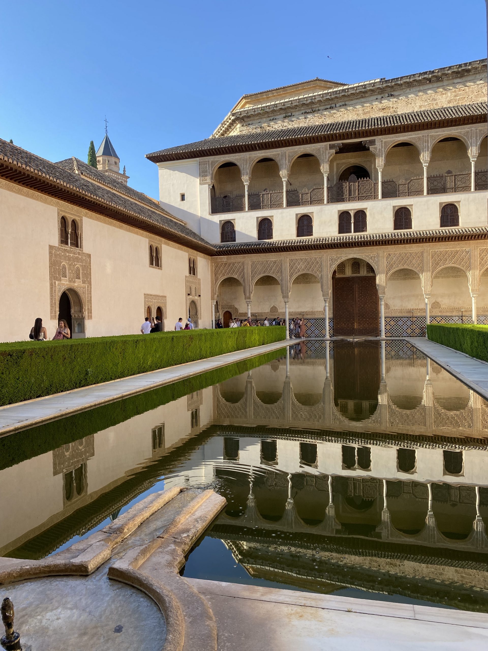 La Alhambra, a pocos minutos a pie por la Cuesta de Gomérez